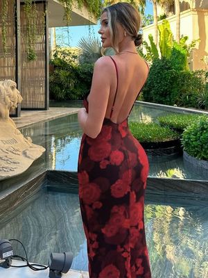 Une belle robe sur mesure, une belle robe française, une robe mince.