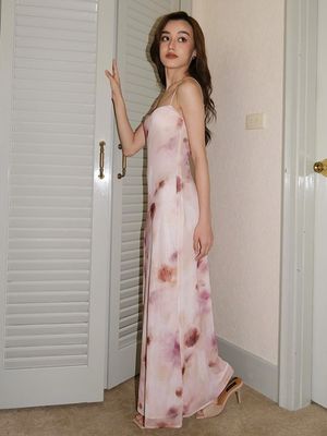 La nouvelle coutume française de style léger, sans dos, sans manches, mince, longue robe imprimée.