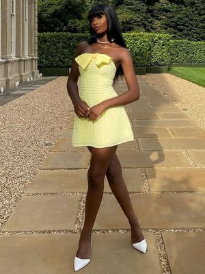 Une nouvelle mode de couleur solide sur mesure avec un haut de flèche, une robe courte sexy et mince.