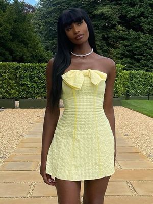 Une nouvelle mode de couleur solide sur mesure avec un haut de flèche, une robe courte sexy et mince.
