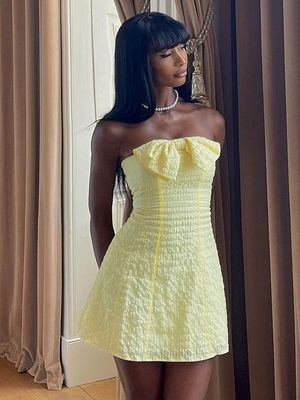 Une nouvelle mode de couleur solide sur mesure avec un haut de flèche, une robe courte sexy et mince.