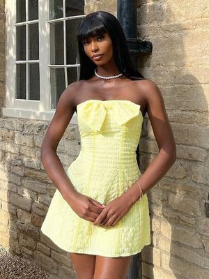 Une nouvelle mode de couleur solide sur mesure avec un haut de flèche, une robe courte sexy et mince.