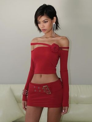 La nouvelle mode personnalisée ligne de fleurs tridimensionnelle épaule manche longue haut oblique épaule crop T-shirt femme