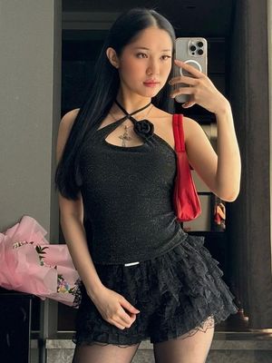 Une nouvelle mode, une épicerie sexy, une dentelle brodée, une ceinture, une taille mince, un gilet de couleur.