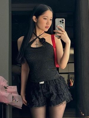 Une nouvelle mode, une épicerie sexy, une dentelle brodée, une ceinture, une taille mince, un gilet de couleur.