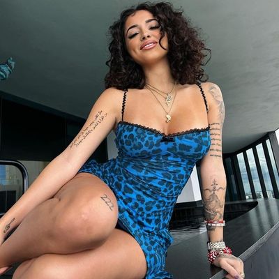 Une nouvelle mode d'été, une robe en dentelle, une coupe sur le côté.