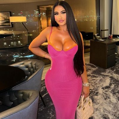 Une nouvelle mode d'été, une robe sexy en dentelle sans bretelles.