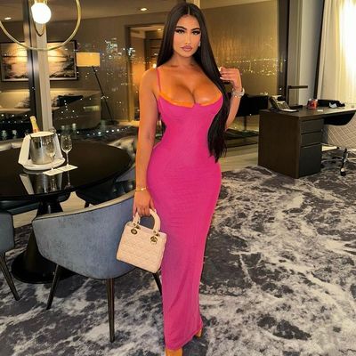Une nouvelle mode d'été, une robe sexy en dentelle sans bretelles.
