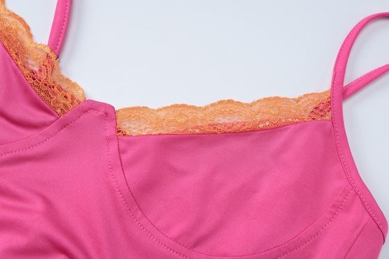 Une nouvelle mode d'été, une robe sexy en dentelle sans bretelles.