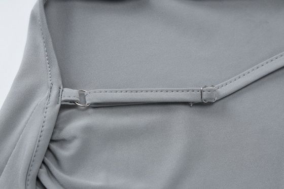 Une nouvelle mode d'été, une robe sexy sans dos, mince, à bretelles.