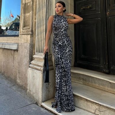 Une nouvelle mode sur mesure est imprimée sur une ceinture mince et une robe sans manches