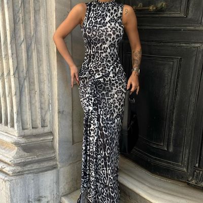 Une nouvelle mode sur mesure est imprimée sur une ceinture mince et une robe sans manches
