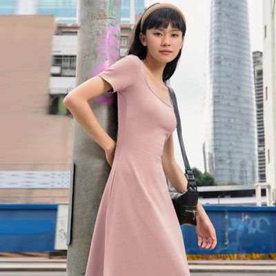 Photo de la rue de la mode Slim Couleur solide U - cou Robe à manches courtes