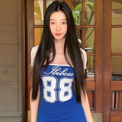 Une nouvelle mode d'été sexy avec une jupe à manches courtes.