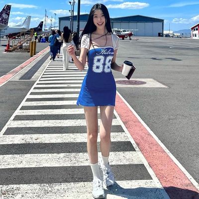 Une nouvelle mode d'été sexy avec une jupe à manches courtes.