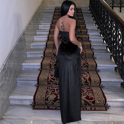 Une nouvelle mode d'été, une robe sexy en tranchée, mince, plissée, sans bretelles.