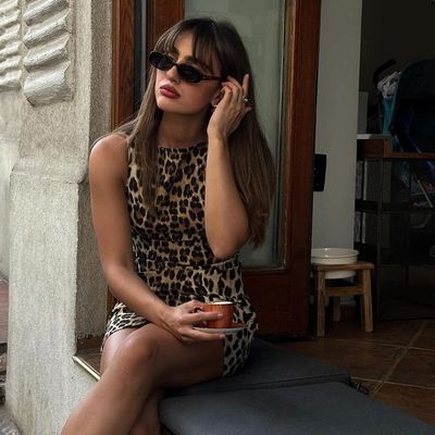 Une nouvelle coupe d'été sans manches, une imprimée de léopard, une robe sexy et serrée.