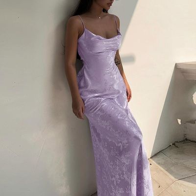 Une nouvelle robe sexy de l'été pour femme avec un col en linéaire, style français, en satin, sans dos.