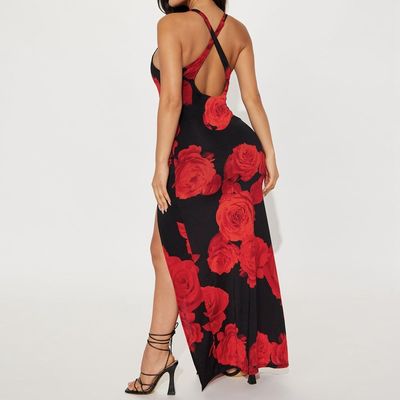 La mode féminine est imprimée sur une longue jupe, une sexy robe à rayures.