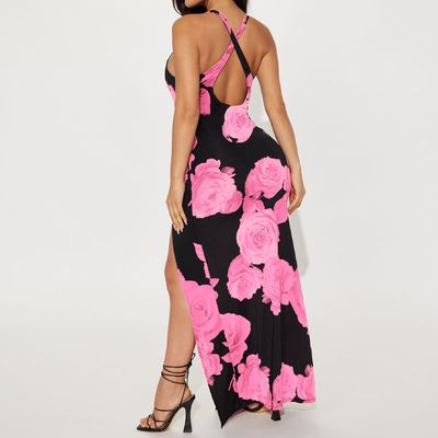 La mode féminine est imprimée sur une longue jupe, une sexy robe à rayures.