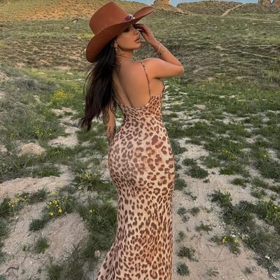 Une nouvelle mode d'été, une tenue mince, une tenue sexy.