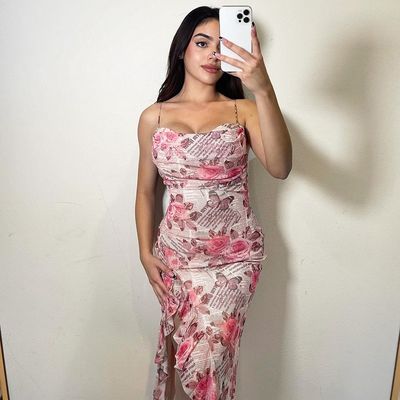 Une nouvelle robe à rayures en forme de fleurs.