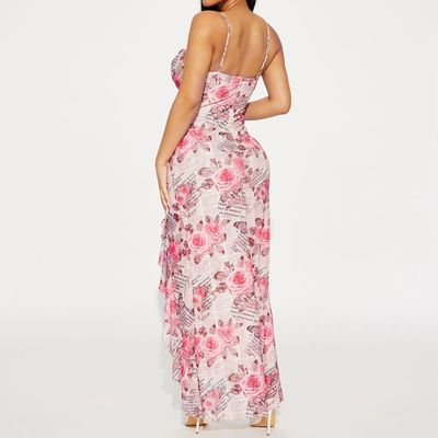 Une nouvelle robe à rayures en forme de fleurs.