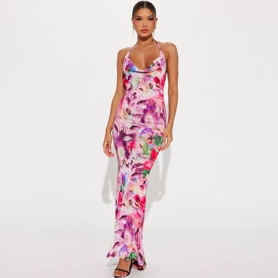 Une nouvelle jupe sexy en dentelle, une jupe de mode, une robe imprimée.