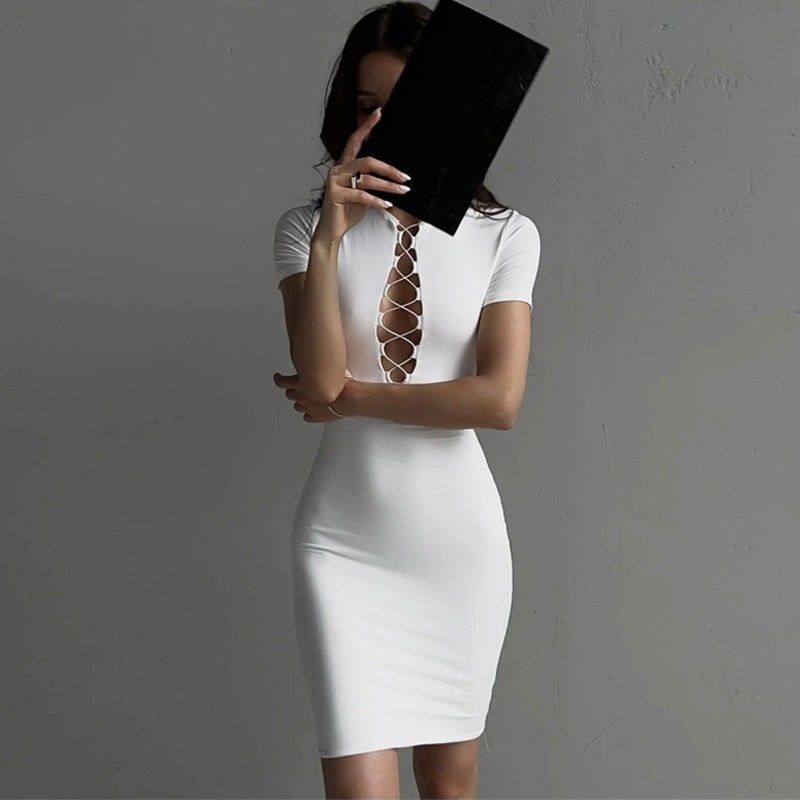 Paquet de mode Robe de hanche Poitrine creuse Slim Fit Blanc Peau étroite Robe sexy à manches courtes