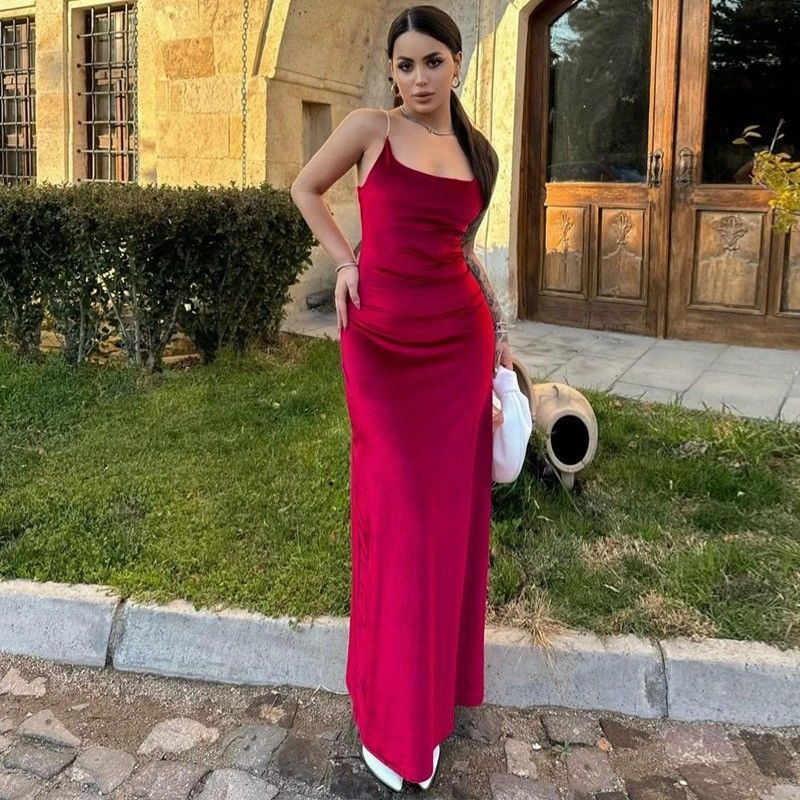 Une nouvelle mode sexy, une robe de couleur solide.