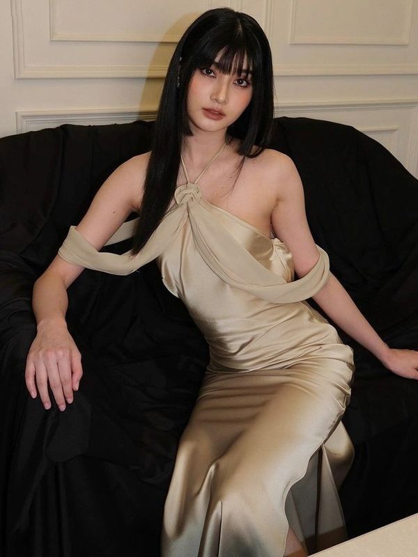 Une nouvelle jupe de style étranger, une jupe sexy sans dos, une tenue mince, une robe brillante.