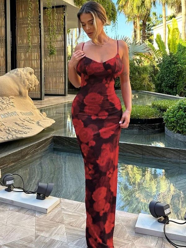 Une belle robe sur mesure, une belle robe française, une robe mince.