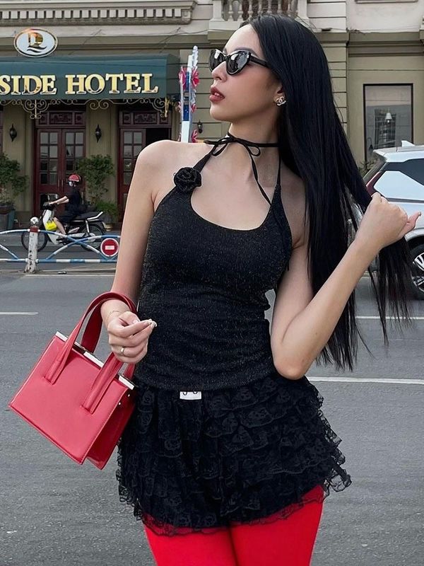 Une nouvelle mode, une épicerie sexy, une dentelle brodée, une ceinture, une taille mince, un gilet de couleur.