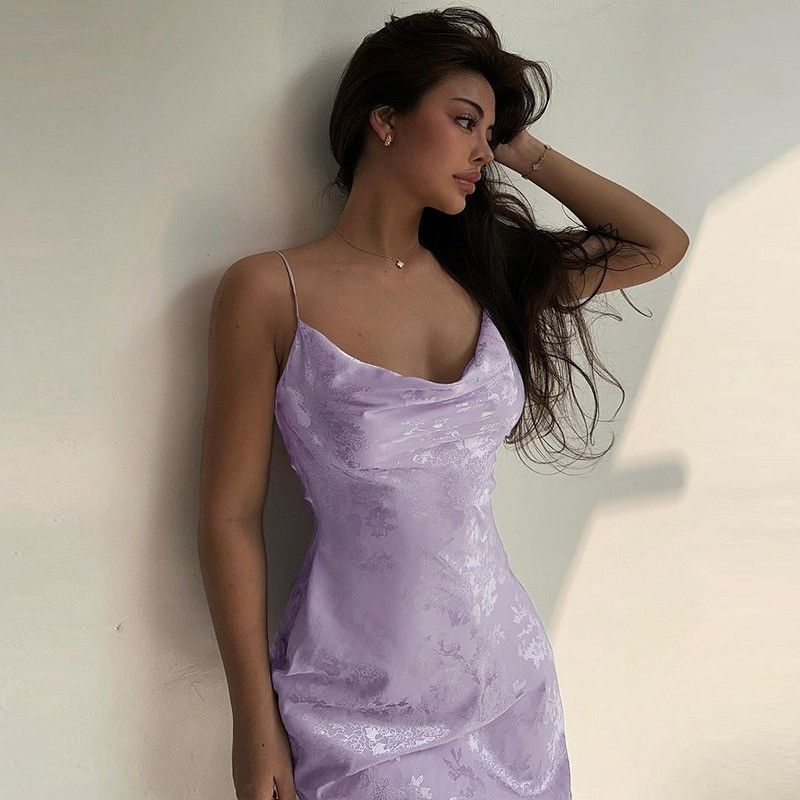 Une nouvelle robe sexy de l'été pour femme avec un col en linéaire, style français, en satin, sans dos.