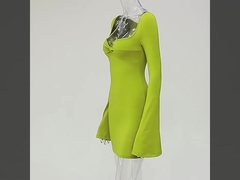 Des manches élargies élégantes, sexy, mince, enveloppant une boucle de hanche.